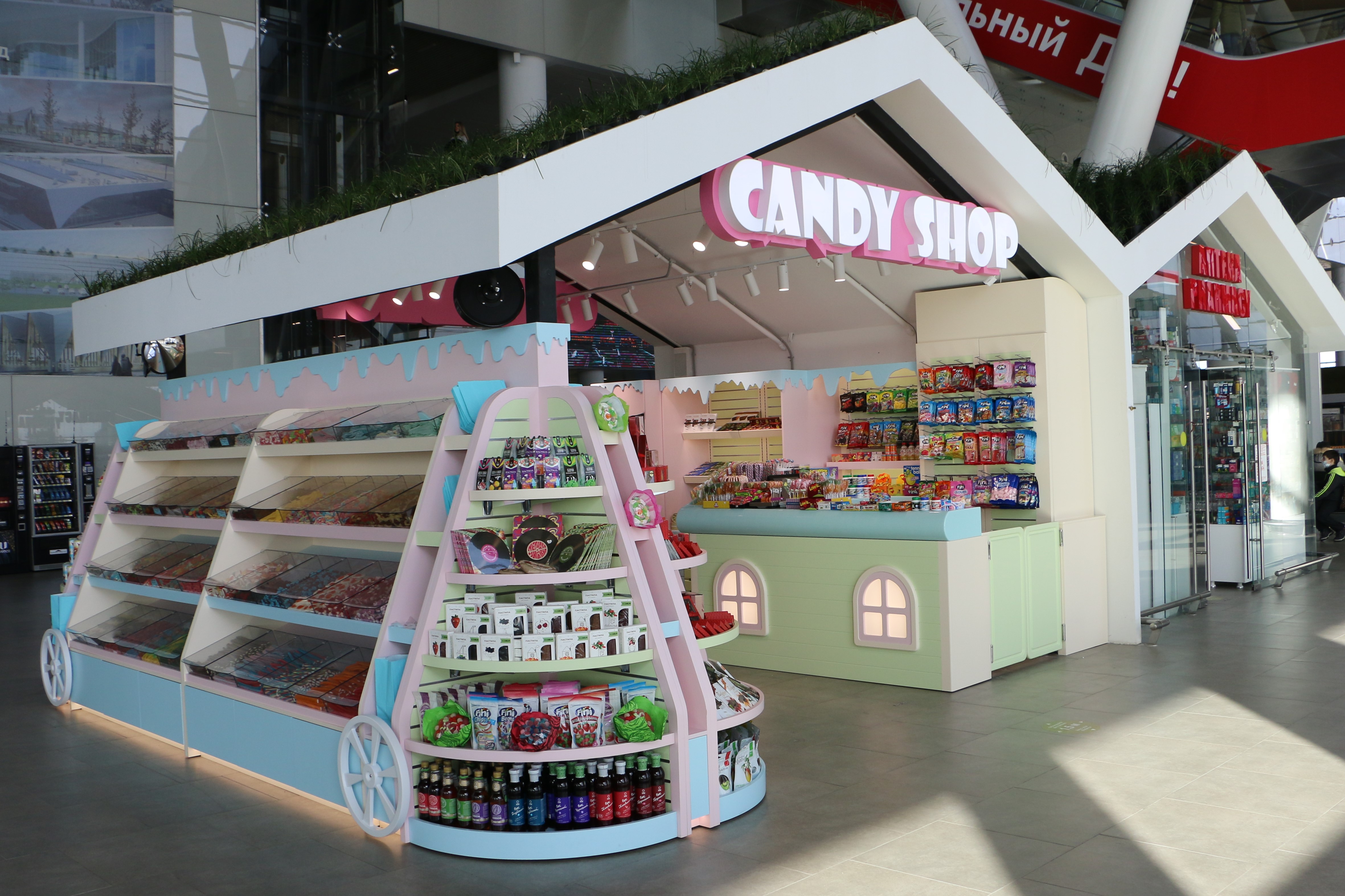 Candy shop 2. Candy shop магазин сладостей. Магазин конфет в аэропорту. В аэропортах сладости. Candy shop СПБ.